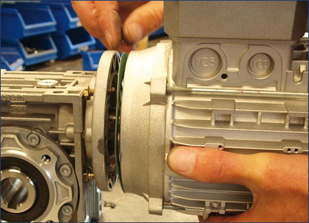 Vacature Monteur m&frasl;v (fulltime). MAK Aandrijvingen, sterke schakel in de Supply Chain. Kernwoorden: werkplaats, motoren, monteur, reductoren, werkbon, tekening, samengebouwd, getest, kleur, gespoten, assembleren, technisch, kennis,
inzicht, sleutelvaardigheid, nauwkeuri, aandrijftechniek, handel, controle, specificatie, Nauwkeurigheid, kwaliteitsbewust, vakspecialist